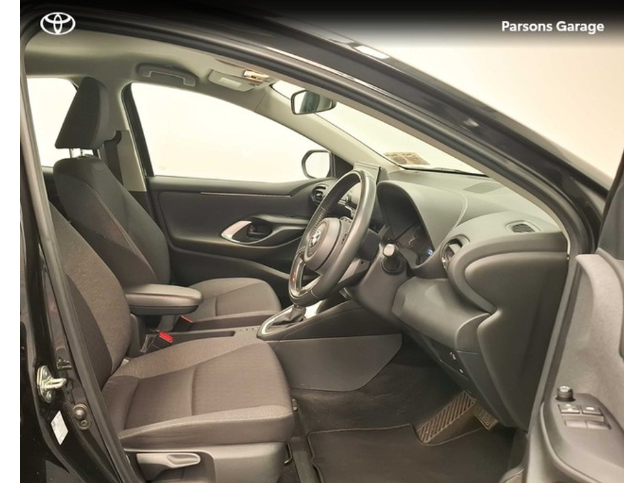 2022 Toyota Yaris - image 8