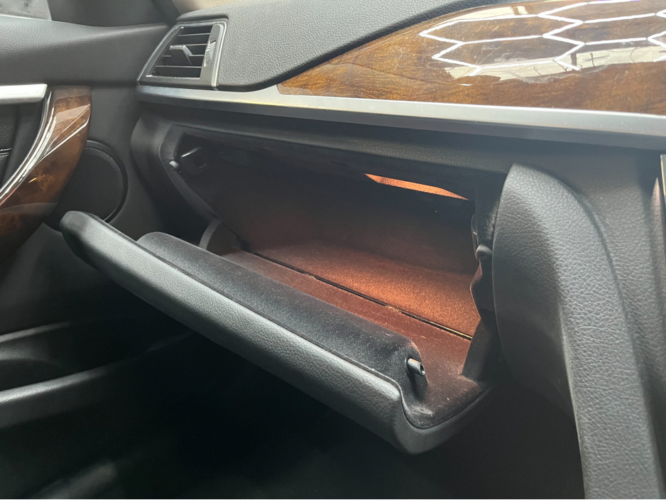 2019 BMW 3 Series - image 19