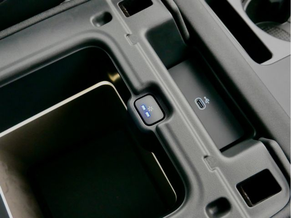 2025 Land Rover Discovery - image 30