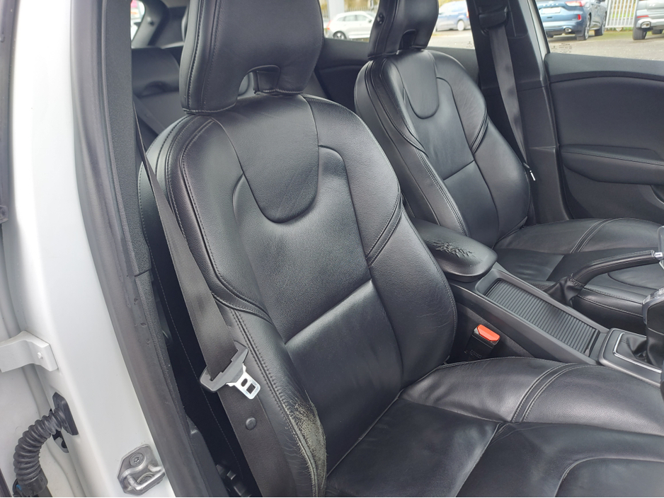 2014 Volvo V40 - image 14