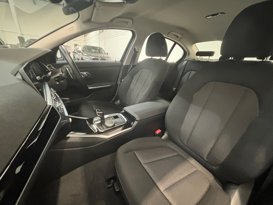 2021 BMW 3 Series - image 10