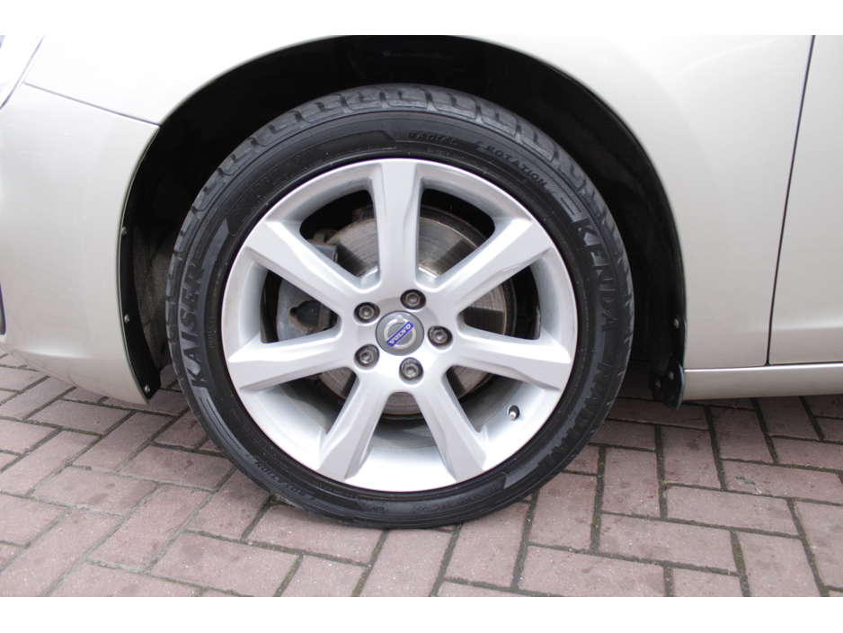 2017 Volvo V60 - image 22