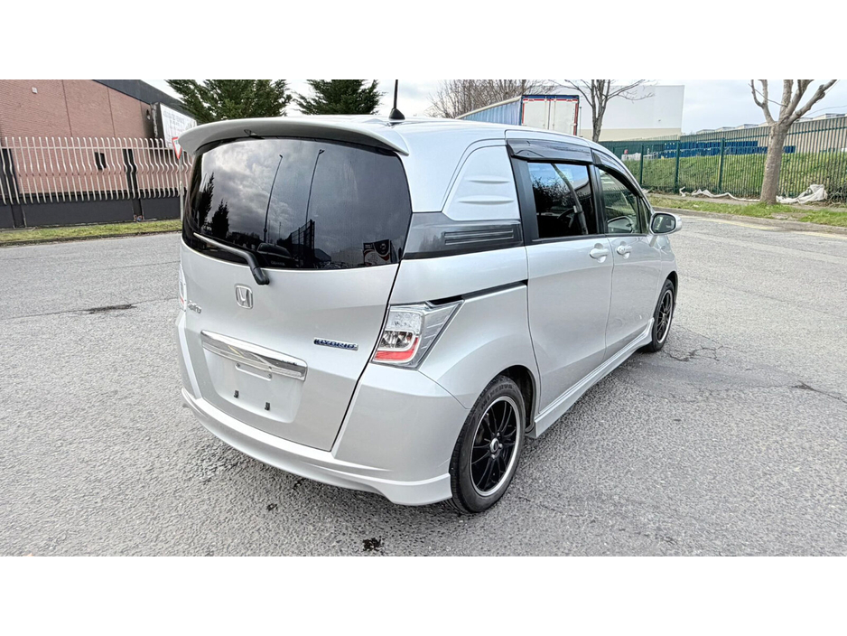 2013 Honda Freed - image 4