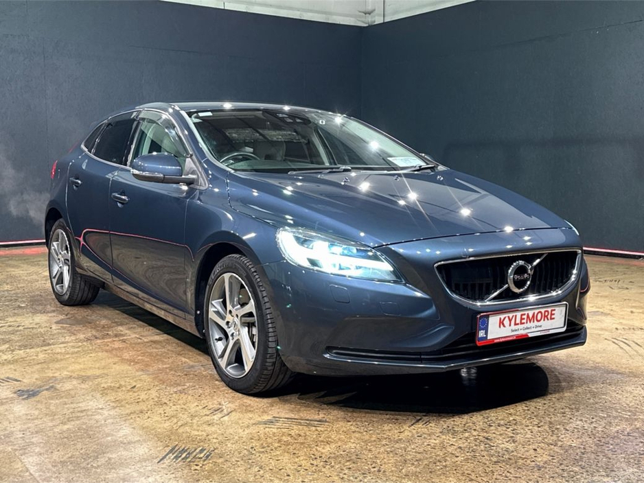 2018 Volvo V40 - image 9