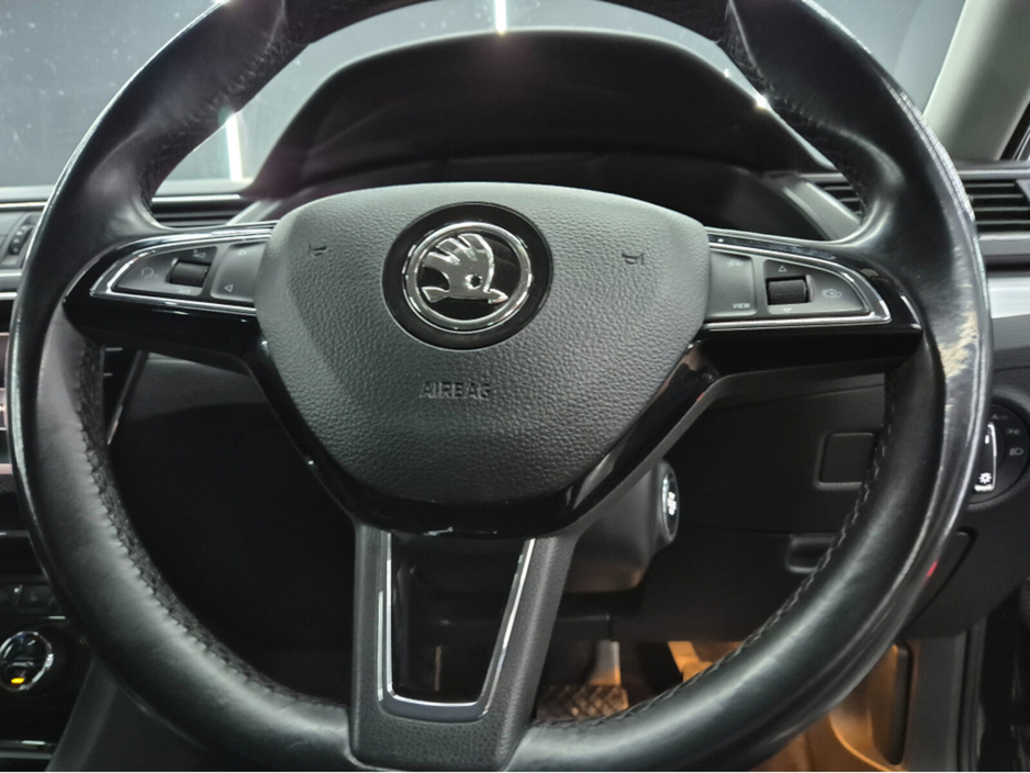 2020 Skoda Superb - image 11