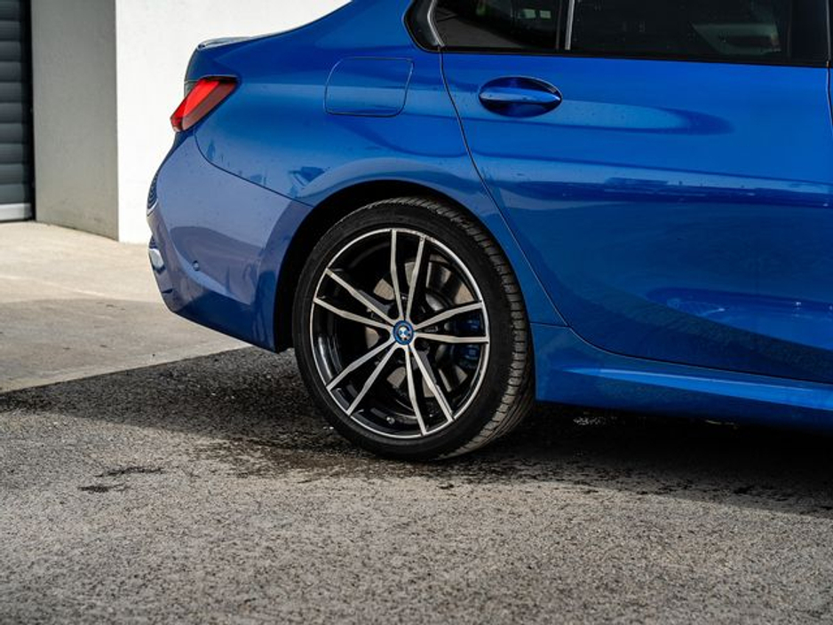 2022 BMW 3 Series - image 5