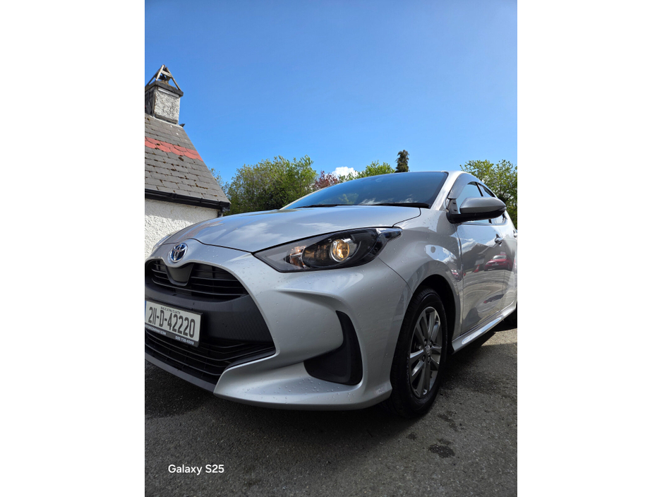 2021 Toyota Yaris - image 2
