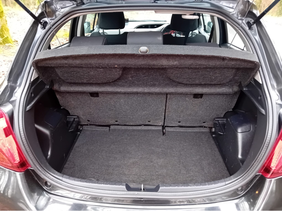 2016 Toyota Yaris - image 15