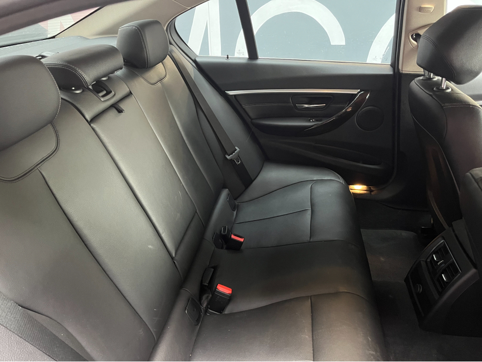 2016 BMW 3 Series - image 10