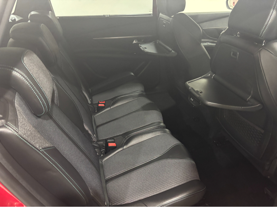 2022 Peugeot 5008 - image 11