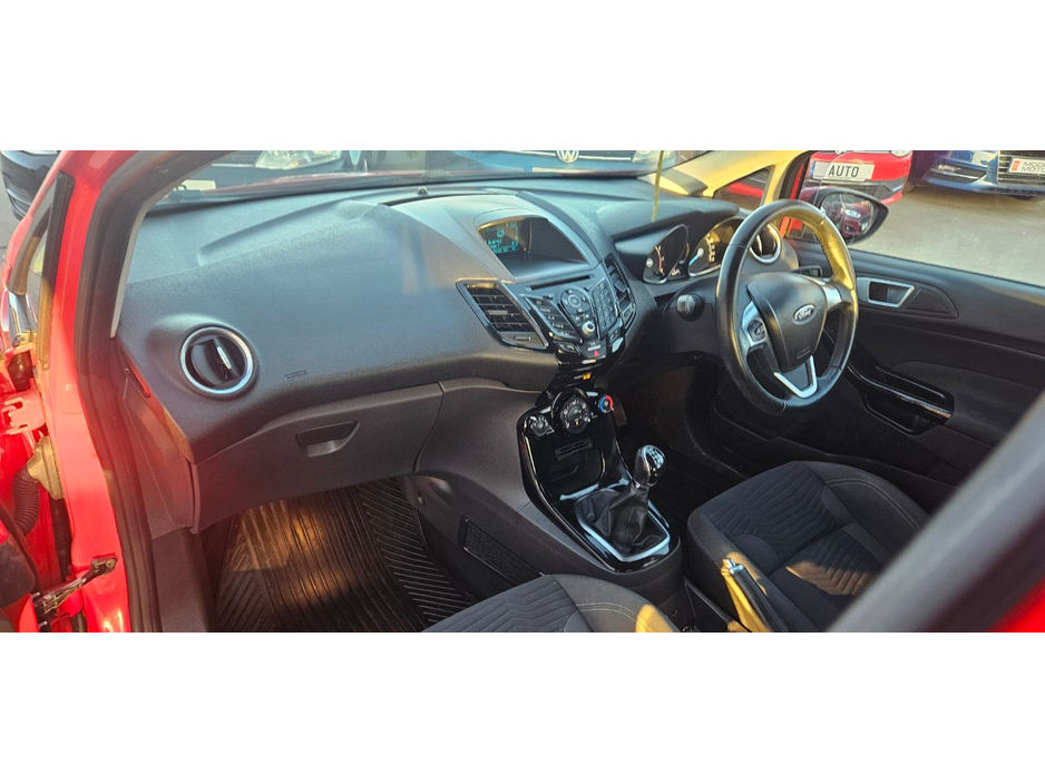 2015 Ford Fiesta - image 23