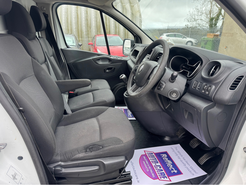 2021 Renault Trafic - image 8