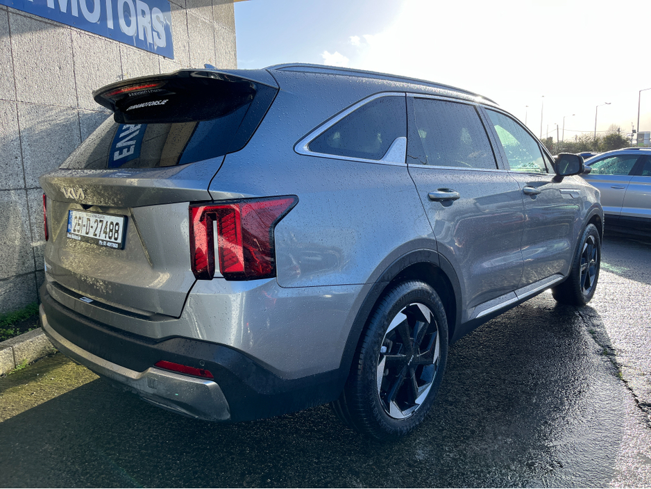 2025 Kia Sorento - image 4