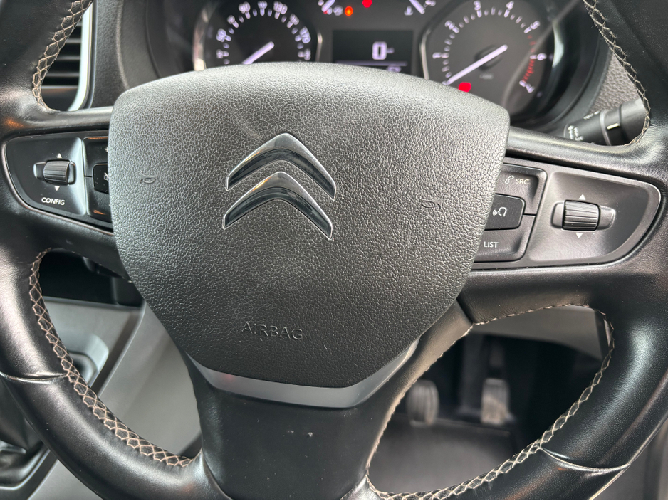 2022 Citroen Dispatch - image 11