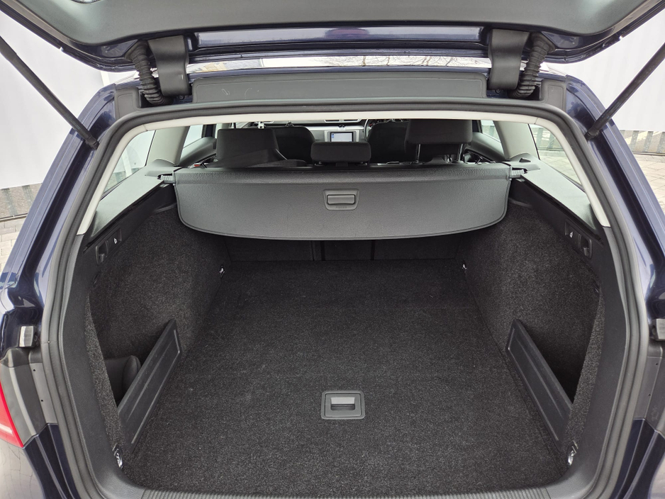 2011 Volkswagen Passat - image 11