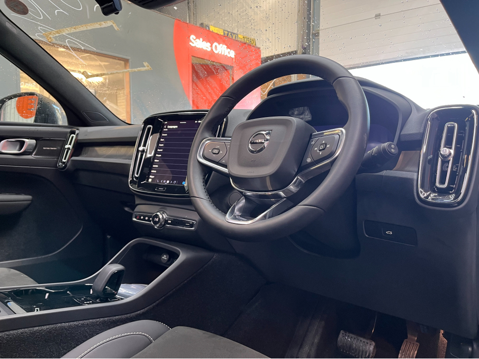2023 Volvo XC40 - image 10