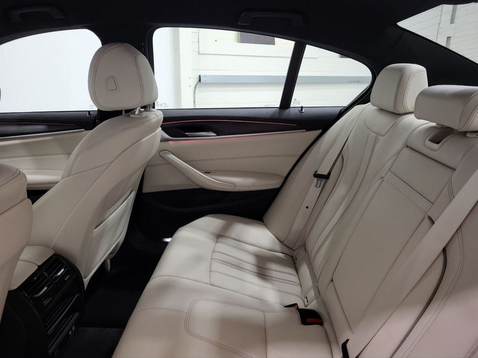 2022 BMW 5 Series - image 11