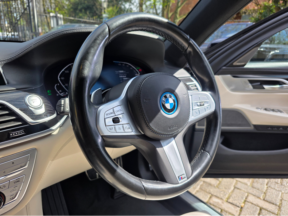 2022 BMW 7 Series - image 32