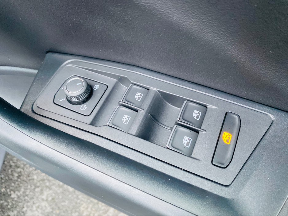 2023 Volkswagen T-Roc - image 23