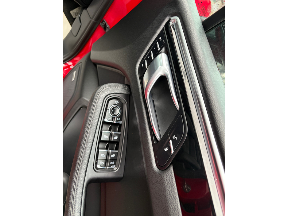 2017 Porsche Macan - image 18