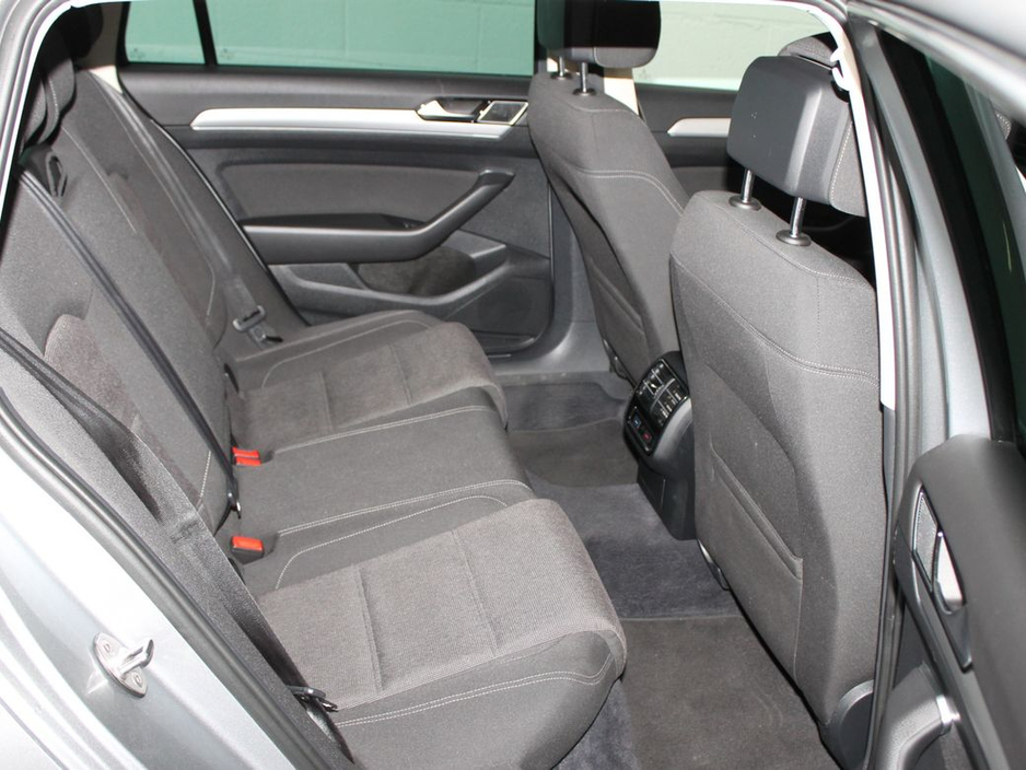 2019 Volkswagen Passat - image 13