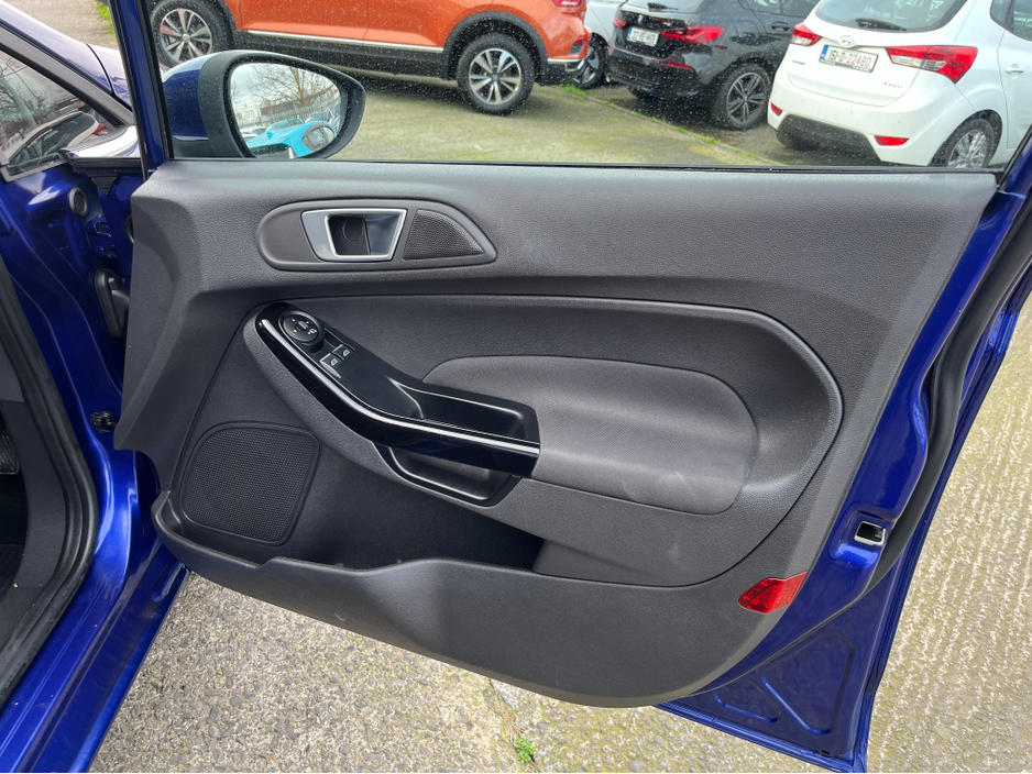 2016 Ford Fiesta - image 12