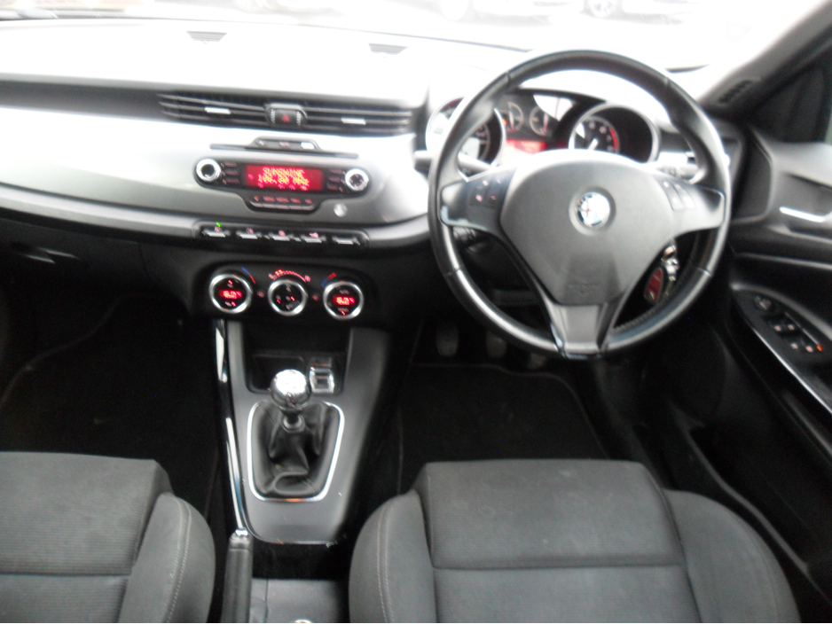 2010 Alfa Romeo Giulietta - image 9