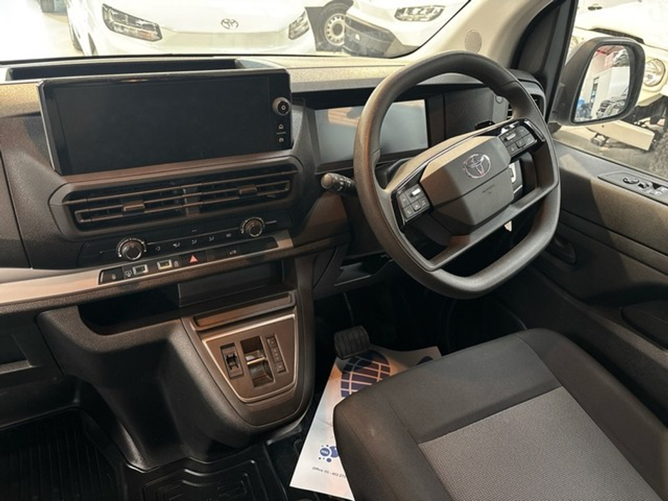 2024 Toyota Proace - image 8