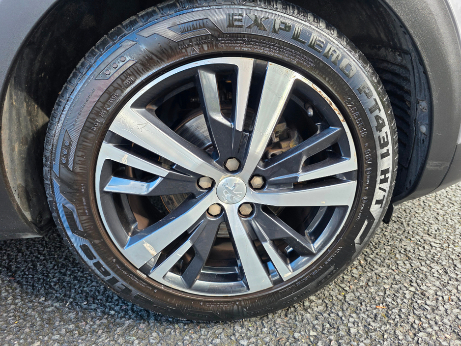 2018 Peugeot 3008 - image 8