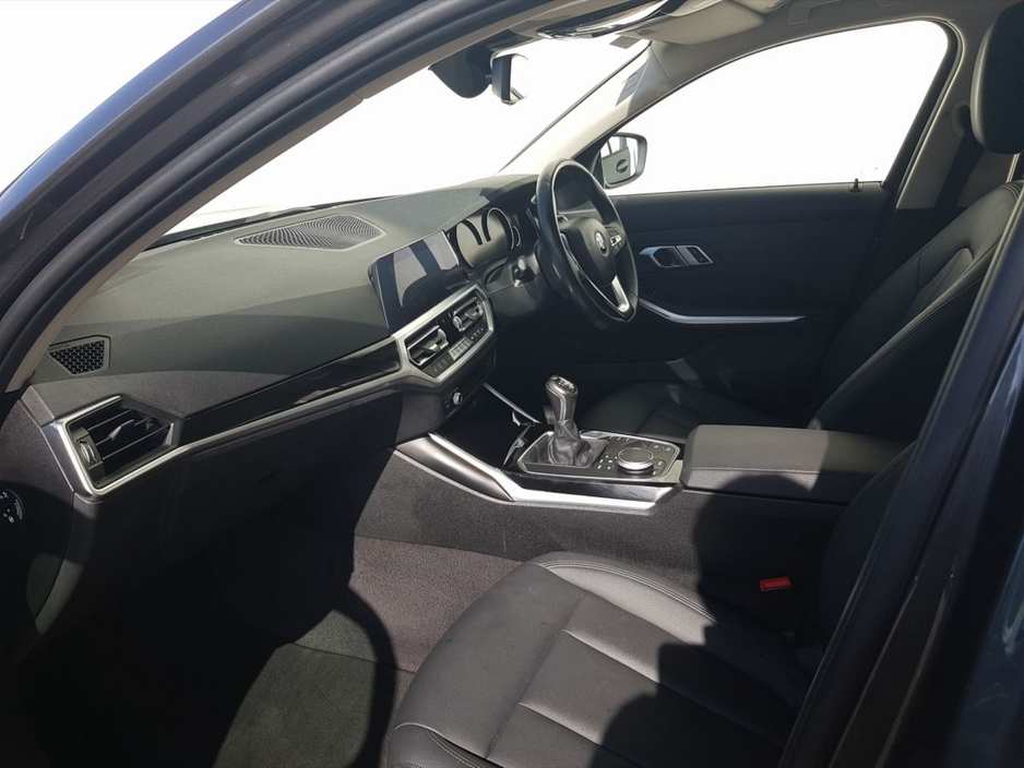 2021 BMW 3 Series - image 7