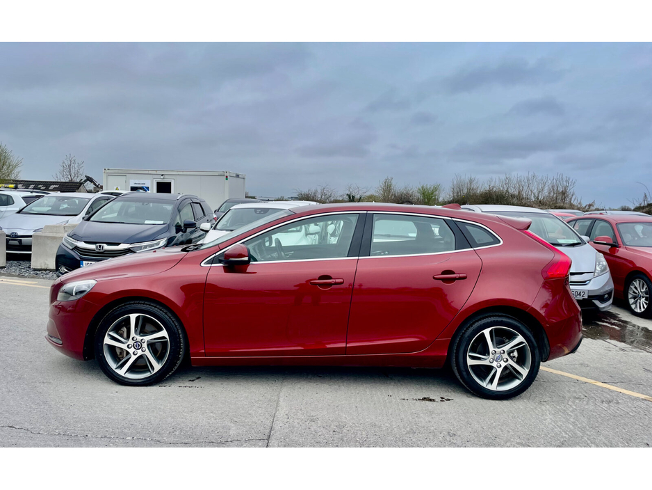 2016 Volvo V40 - image 5