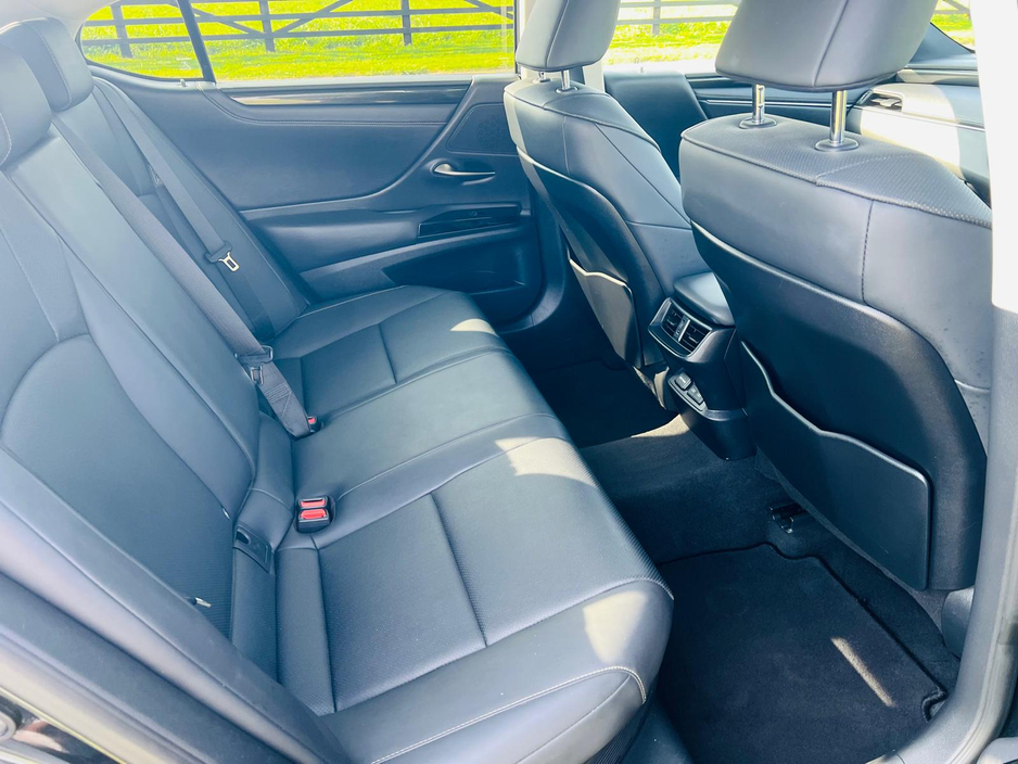 2023 Lexus ES 300 H - image 23