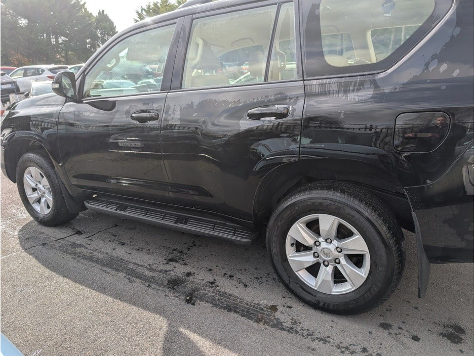 2020 Toyota Landcruiser - image 3