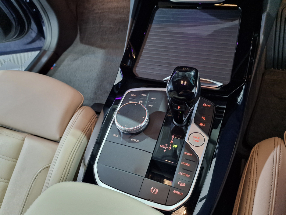 2022 BMW X3 30E M SPORT (PRO PACK / OYSTER LEATHER) X-DRIVE AUTOMATIC **ONE OWNER / TOP SPEC / 20" ALLOYS / APPLE CARPLAY / ADAPTIVE LED HEADLIGHTS / BMW M SEATBELTS / ELECTRIC BOOTLID /REVERSE CAMERA / SAT NAV** €49,900