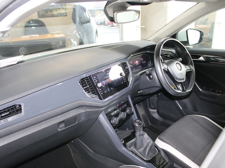 2019 Volkswagen T-Roc - image 9