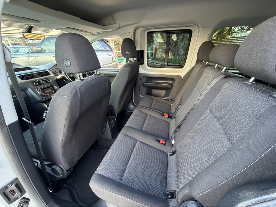 2016 Volkswagen Caddy - image 25