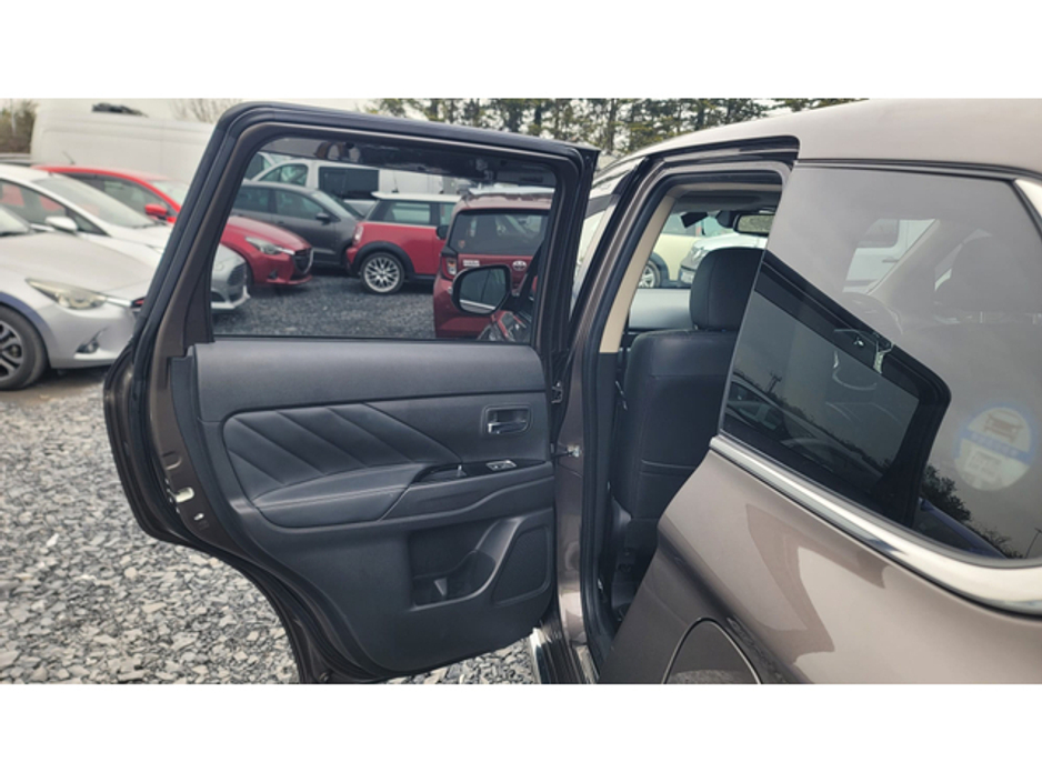 2017 Mitsubishi Outlander - image 8