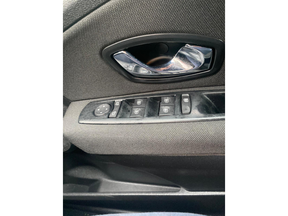 2015 Renault Fluence - image 17