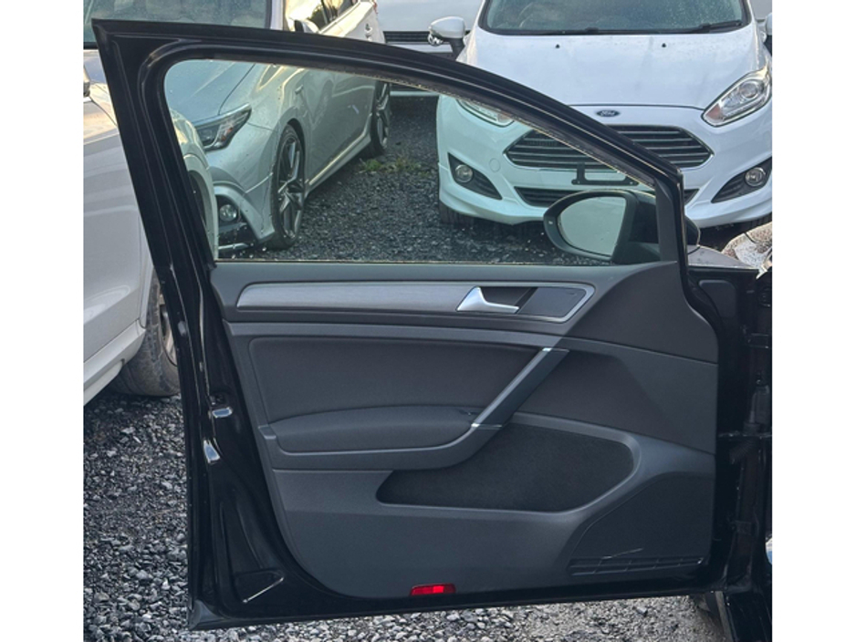 2013 Volkswagen Golf - image 6