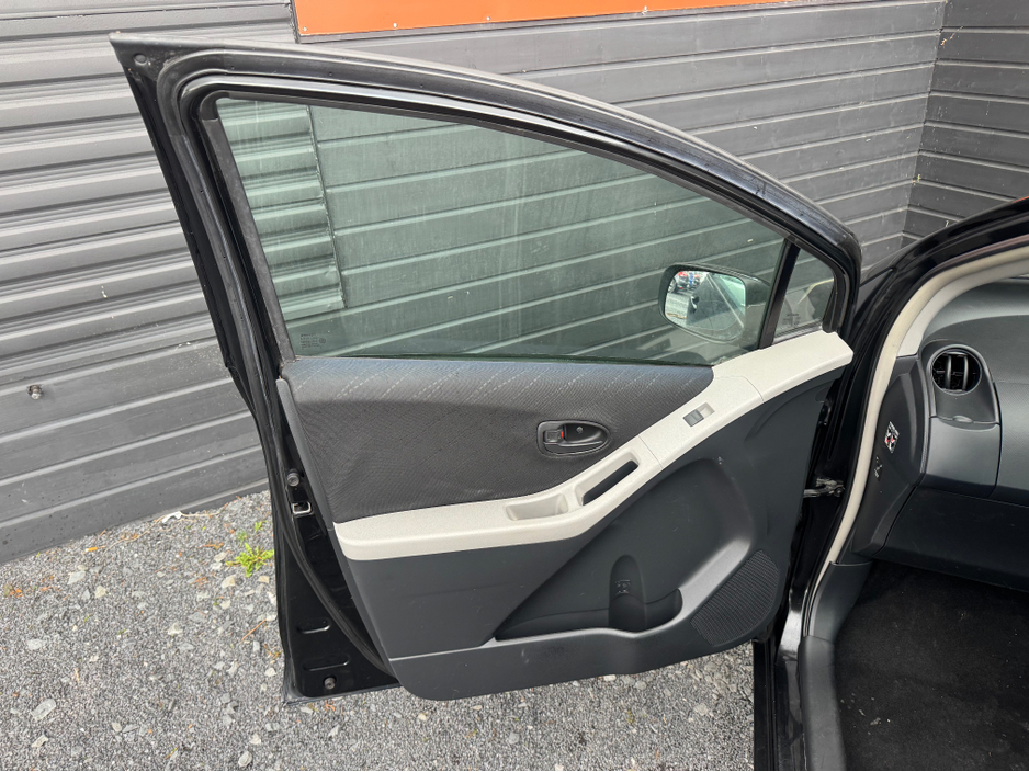 2009 Toyota Yaris - image 16