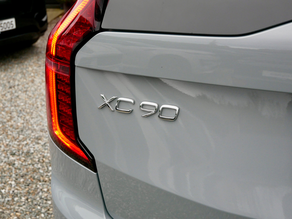 2025 Volvo XC90 T8 PHEV AWD Ultra Bright