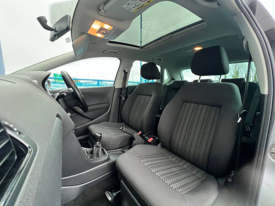 2017 Volkswagen Polo - image 2