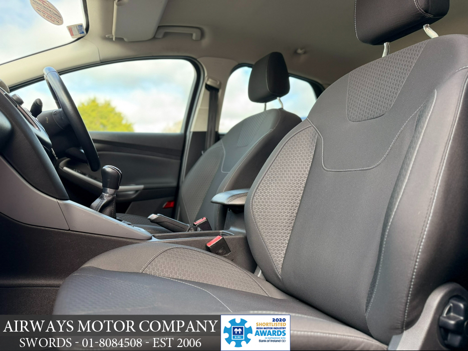 2016 Ford Focus - image 15