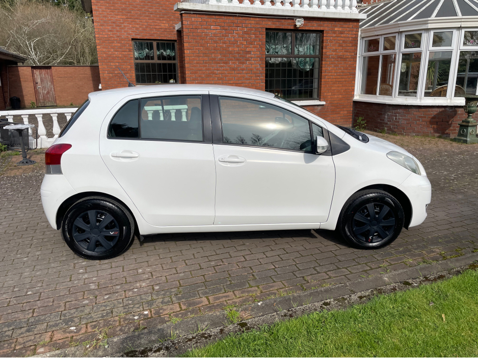 2010 Toyota Yaris - image 3