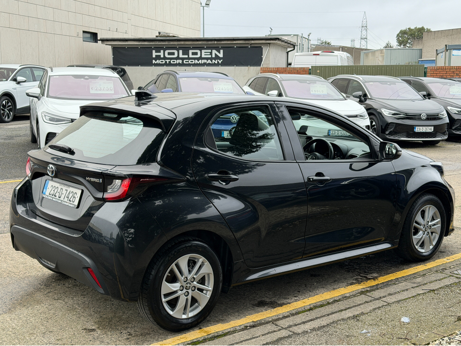 2023 Toyota Yaris - image 9