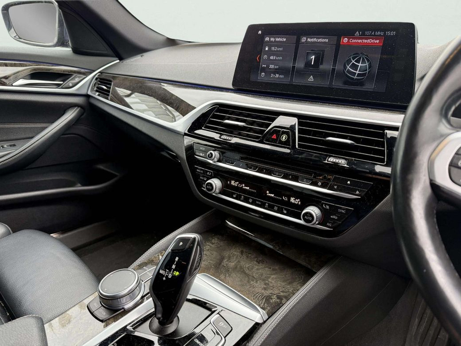 2017 BMW 5 Series - image 2