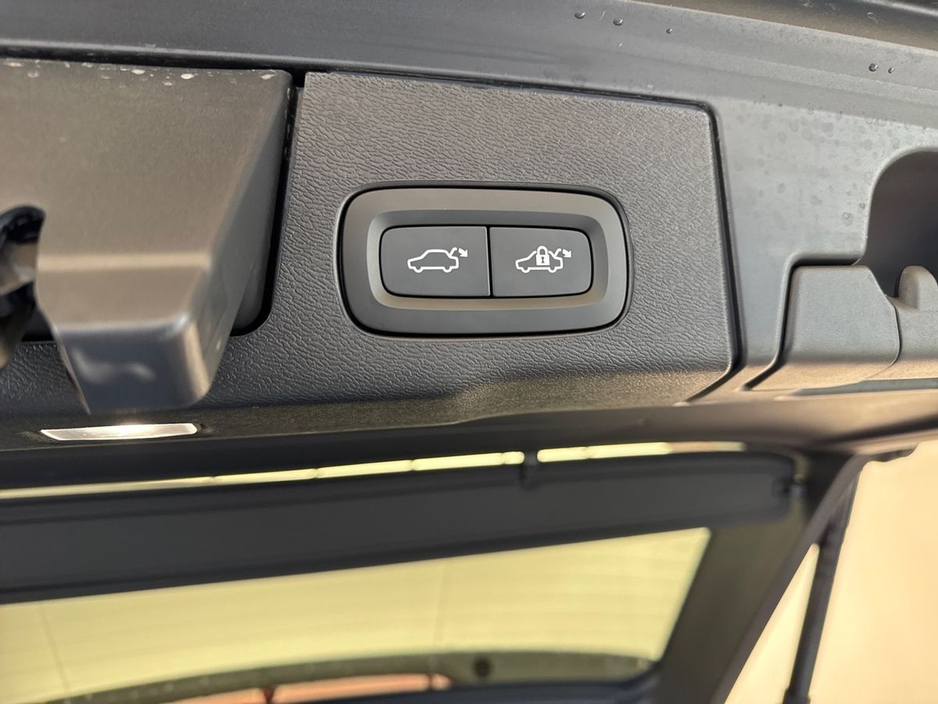 2025 Volvo XC60 - image 25