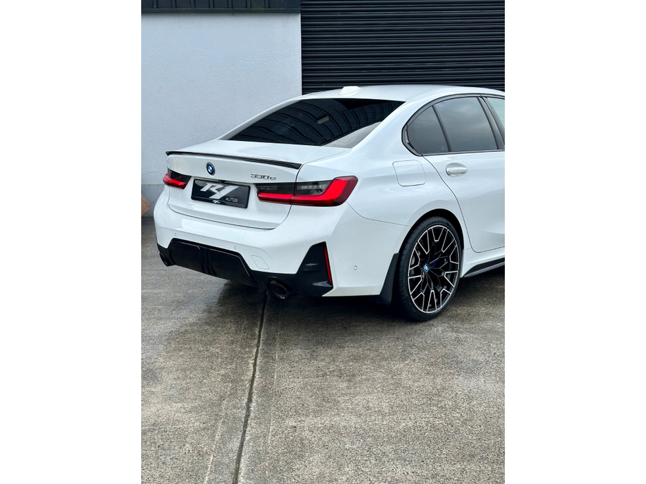 2022 BMW 3 Series - image 17