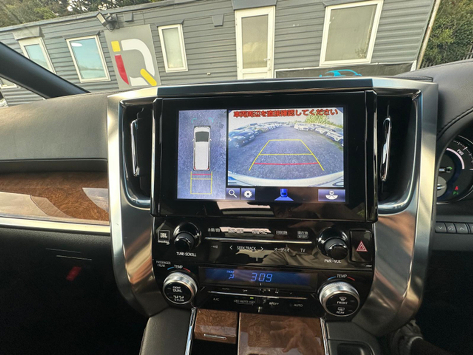 2015 Toyota Alphard - image 20