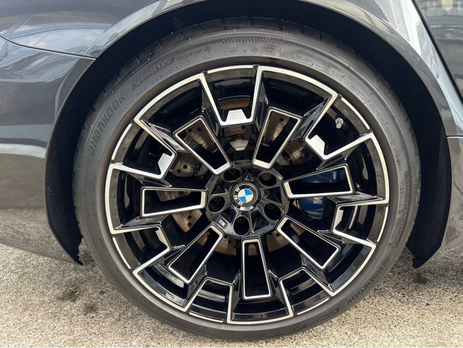 2025 BMW M5 M5 4.4 V8 727 BHP PLUG-IN HYBRID €127,900